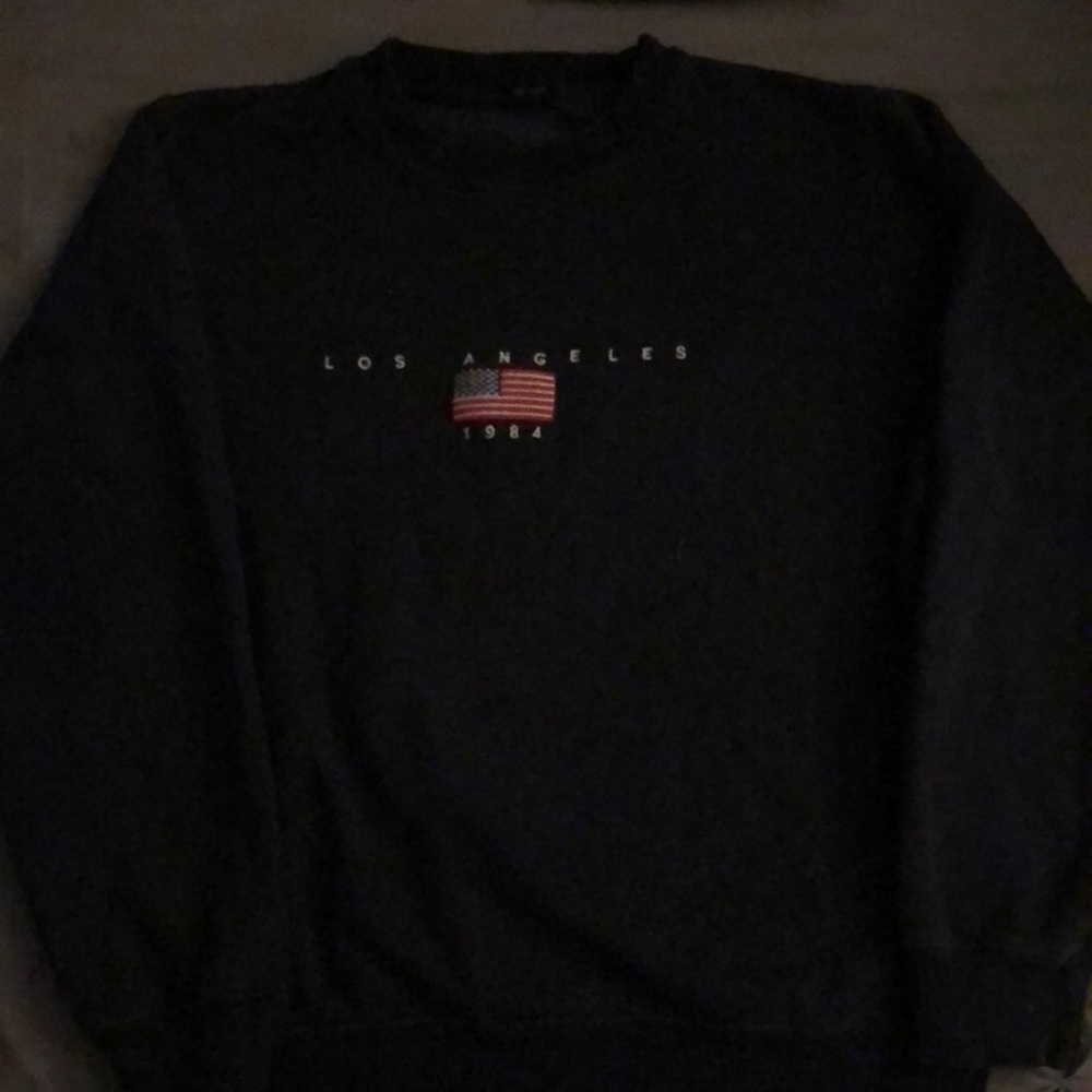 I’m selling a brandy Melville crew neck
